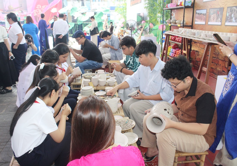 C&aacute;c em được tham gia v&agrave;o c&ocirc;ng đoạn l&agrave;m đồ gốm tại gian trưng b&agrave;y l&agrave;ng nghề gốm B&igrave;nh Dương