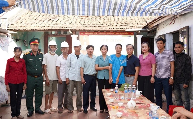 Đồng chí Mai Văn Thành, Phó Chủ tịch UBND xã và đoàn công tác dự lễ khởi công xây dựng nhà ở tại gia đình ông Cao Viết Ngọc, thôn Bình Lâm. Đồng chí Mai Văn Thành, Phó Chủ tịch UBND xã và đoàn công tác dự lễ khởi công xây dựng nhà ở tại gia đình ông Cao Viết Ngọc, thôn Bình Lâm.