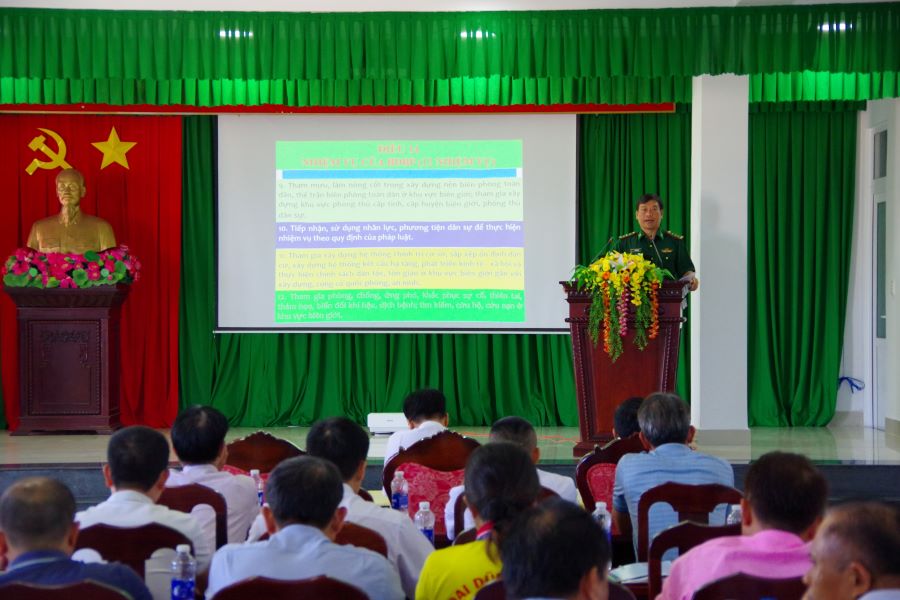 Thượng t&aacute; Vũ Văn Chi&ecirc;m, Phó Chủ nhi&ecirc;̣m Chính trị, Ban Chỉ huy B&ocirc;̣ đ&ocirc;̣i Bi&ecirc;n ph&ograve;ng TP.HCM tuy&ecirc;n truy&ecirc;̀n, phổ biến những nội dung cơ bản của Luật Bi&ecirc;n ph&ograve;ng Việt Nam cho các đại bi&ecirc;̉u tham dự h&ocirc;̣i nghị