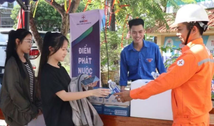 Đội thanh ni&ecirc;n t&igrave;nh nguyện tặng nước uống cho th&iacute; sinh tại điểm thi
