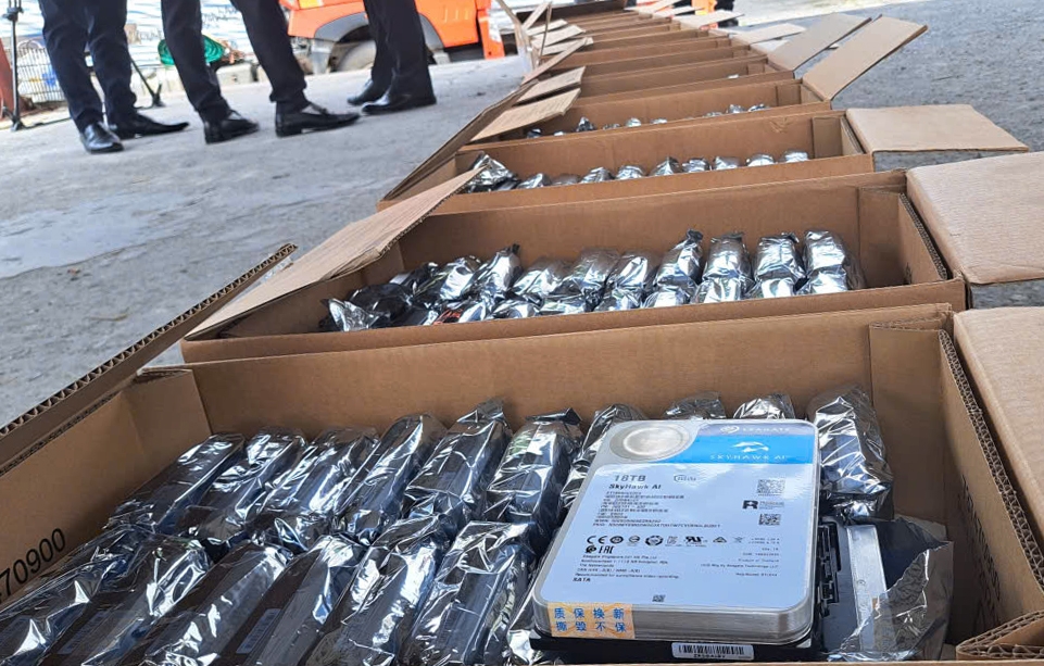 Chi cục Hải quan Phát hiện lô hàng điện tử nghi giả mạo nhãn hiệu “Seagate” của Mỹ trị giá 3,5 tỷ đồng Chi cục Hải quan Phát hiện lô hàng điện tử nghi giả mạo nhãn hiệu “Seagate” của Mỹ trị giá 3,5 tỷ đồng