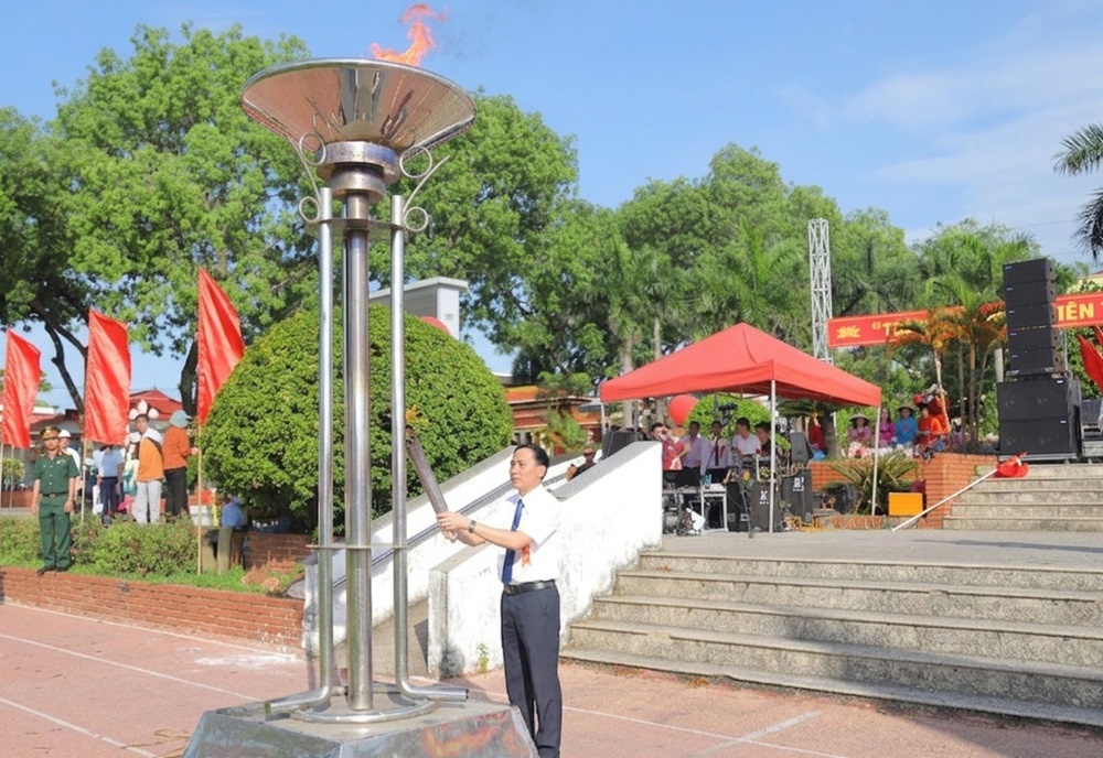 Đồng chí Lương Thế Tuấn, Bí thư Đảng ủy, Chủ tịch HĐND xã Lục Nam thắp sáng đài lửa Đại hội. Đồng chí Lương Thế Tuấn, Bí thư Đảng ủy, Chủ tịch HĐND xã Lục Nam thắp sáng đài lửa Đại hội.