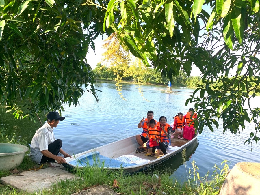 Ở x&atilde; Mỹ Thọ, The Mango Trail Farmstay khai th&aacute;c du lịch dựa tr&ecirc;n thương hiệu xo&agrave;i đặc sản của Đồng Th&aacute;p. Tại đ&acirc;y, du kh&aacute;ch c&oacute; dịp trải nghiệm kh&ocirc;ng gian l&agrave;ng qu&ecirc; miền T&acirc;y