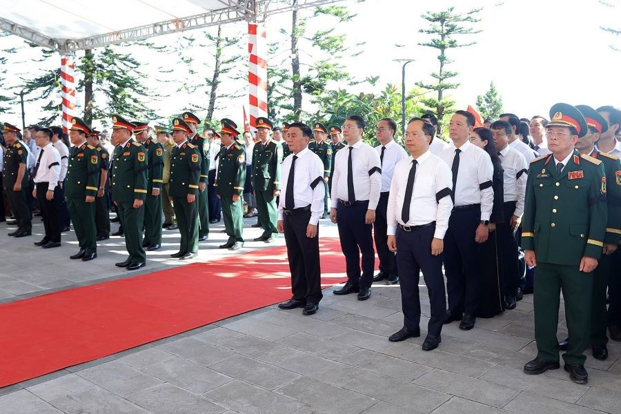 Thường trực Ban B&iacute; thư Trần Cẩm T&uacute; c&ugrave;ng đo&agrave;n c&ocirc;ng t&aacute;c Trung ương, l&atilde;nh đạo tỉnh H&agrave; Tĩnh v&agrave; c&aacute;c đại biểu dự lễ truy điệu, an t&aacute;ng h&agrave;i cốt 9 liệt sĩ tại Nghĩa trang Li&ecirc;̣t sĩ Quốc gia N&acirc;̀m