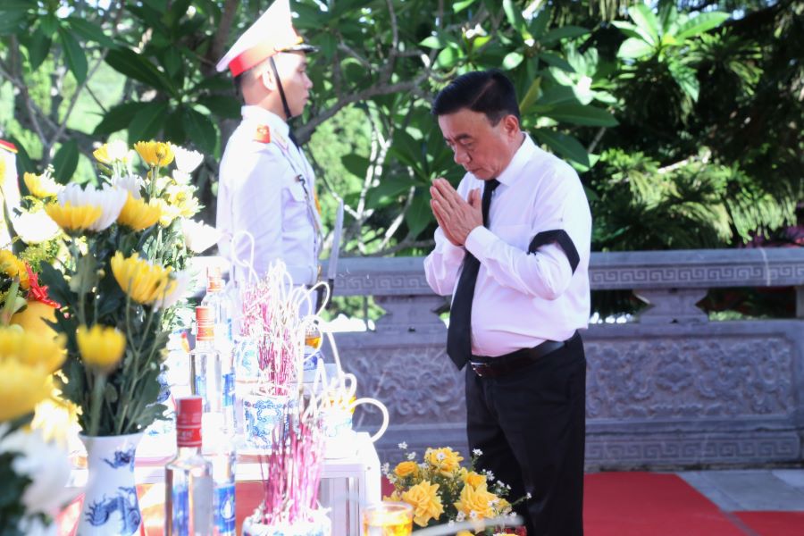 Thường trực Ban B&iacute; thư Trần Cẩm T&uacute; thắp hương tri &acirc;n những Anh h&ugrave;ng liệt sĩ đ&atilde; anh dũng hy sinh v&igrave; nghĩa vụ quốc tế cao cả