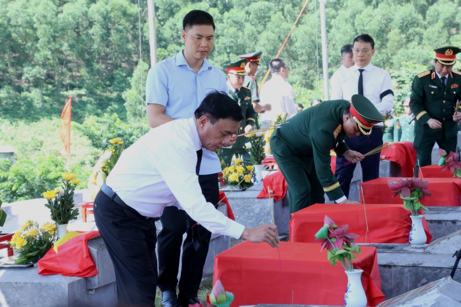Thường trực Ban B&iacute; thư Trần Cẩm T&uacute; c&ugrave;ng c&aacute;c đại biểu thắp hương tr&ecirc;n c&aacute;c phần mộ, b&agrave;y tỏ l&ograve;ng th&agrave;nh k&iacute;nh, biết ơn s&acirc;u sắc c&aacute;c anh h&ugrave;ng liệt sĩ