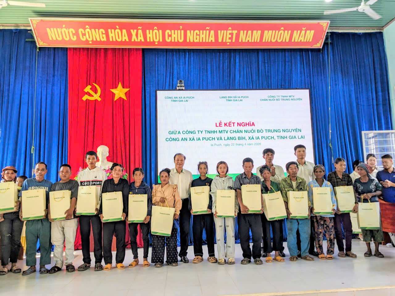 Trao qu&agrave; hỗ trợ cho c&aacute;c hộ d&acirc;n c&oacute; ho&agrave;n cảnh kh&oacute; khăn tr&ecirc;n địa b&agrave;n l&agrave;ng Bỉh