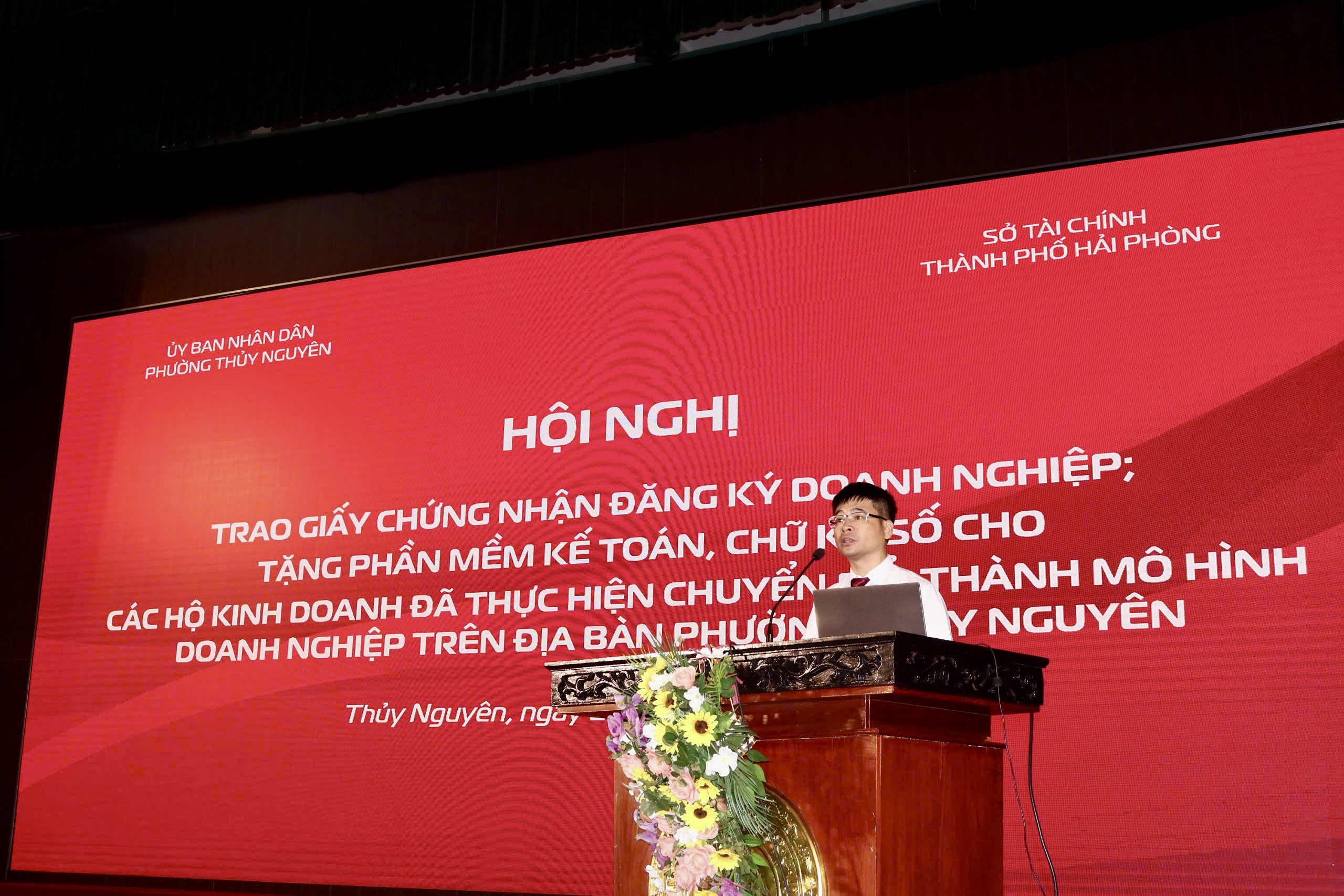 Ph&oacute; Chủ tịch UBND phường Thủy Nguy&ecirc;n Ho&agrave;ng Minh Đức b&aacute;o c&aacute;o về t&igrave;nh h&igrave;nh ph&aacute;t triển kinh tế tư nh&acirc;n tr&ecirc;n địa b&agrave;n.