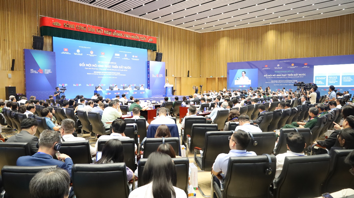 Đổi mới mô hình phát triển đất nước dựa trên khoa học, công nghê, đổi mới sáng tạo và chuyển đổi số