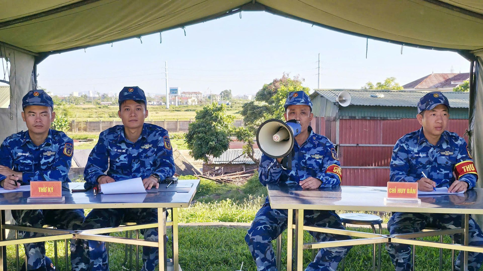 Bộ phận chỉ huy bắn điều h&agrave;nh, duy tr&igrave; kiểm tra bắn s&uacute;ng ngắn K54 b&agrave;i 2, b&agrave;i 2b theo đ&uacute;ng điều lệ trường bắn v&agrave; quy định bảo đảm an to&agrave;n.