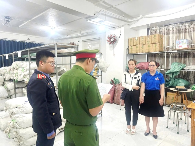 Các lực lượng chức năng quyết liệt đấu tranh với thực phẩm giả, thực phẩm kém chất lượng. Các lực lượng chức năng quyết liệt đấu tranh với thực phẩm giả, thực phẩm kém chất lượng.