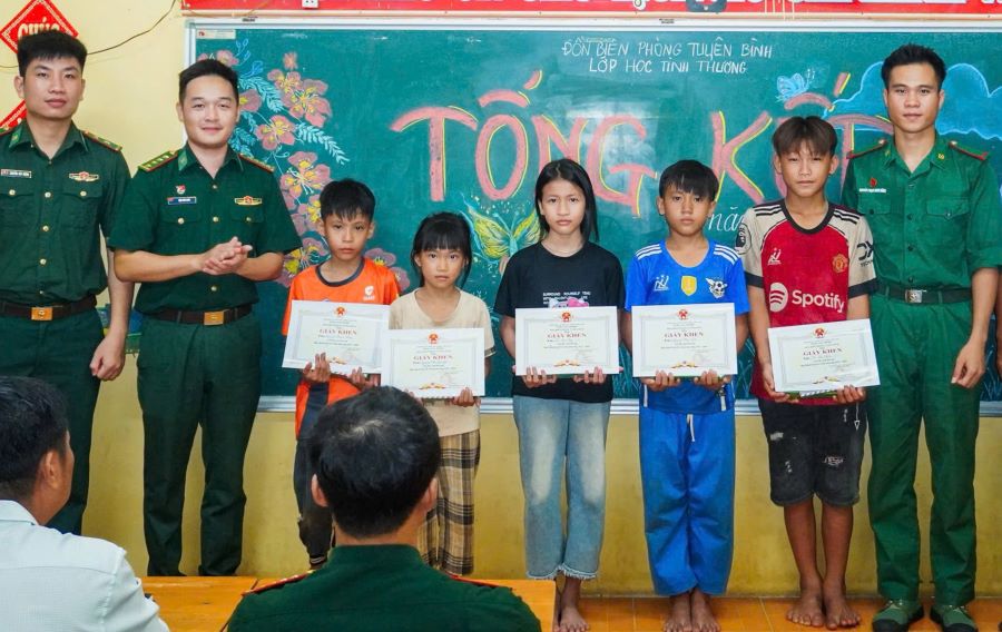 Năm học 2025 &ndash; 2026, nhiều em đạt kết quả tốt được tuy&ecirc;n dương khen thưởng, đ&oacute; l&agrave; sự ghi nhận những nỗ lực vượt kh&oacute; của c&aacute;c em c&ugrave;ng sự tận tụy, tr&aacute;ch nhiệm của c&aacute;n bộ, chiến sĩ Đồn Bi&ecirc;n ph&ograve;ng Tuy&ecirc;n B&igrave;nh tr&ecirc;n h&agrave;nh tr&igrave;nh &ldquo;gieo chữ&rdquo; nơi bi&ecirc;n giới.