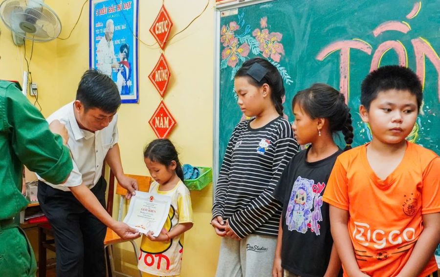 Ban Gi&aacute;m hiệu Trường TH&THCS Tuy&ecirc;n B&igrave;nh trao khen cho c&aacute;c em M88 Casino, Nổ Hũ, Bắn Cá tại buổi tổng kết năm học 2025 - 2026