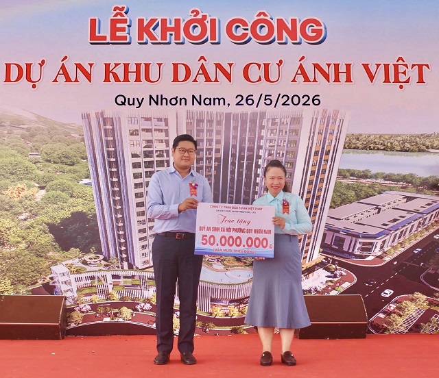 &Ocirc;ng Vũ Hồng Qu&acirc;n (b&ecirc;n tr&aacute;i) trao bảng tượng trưng tiền hỗ trợ &ldquo;Quỹ An sinh &ndash; X&atilde; hội&rdquo; phường Quy Nhơn Nam. Ảnh: VH