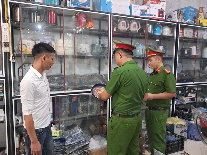 Lực lượng c&ocirc;ng an tăng cường tuy&ecirc;n truyền ph&ograve;ng, chống bu&ocirc;n lậu, h&agrave;ng giả v&agrave; x&acirc;m phạm sở hữu tr&iacute; tuệ