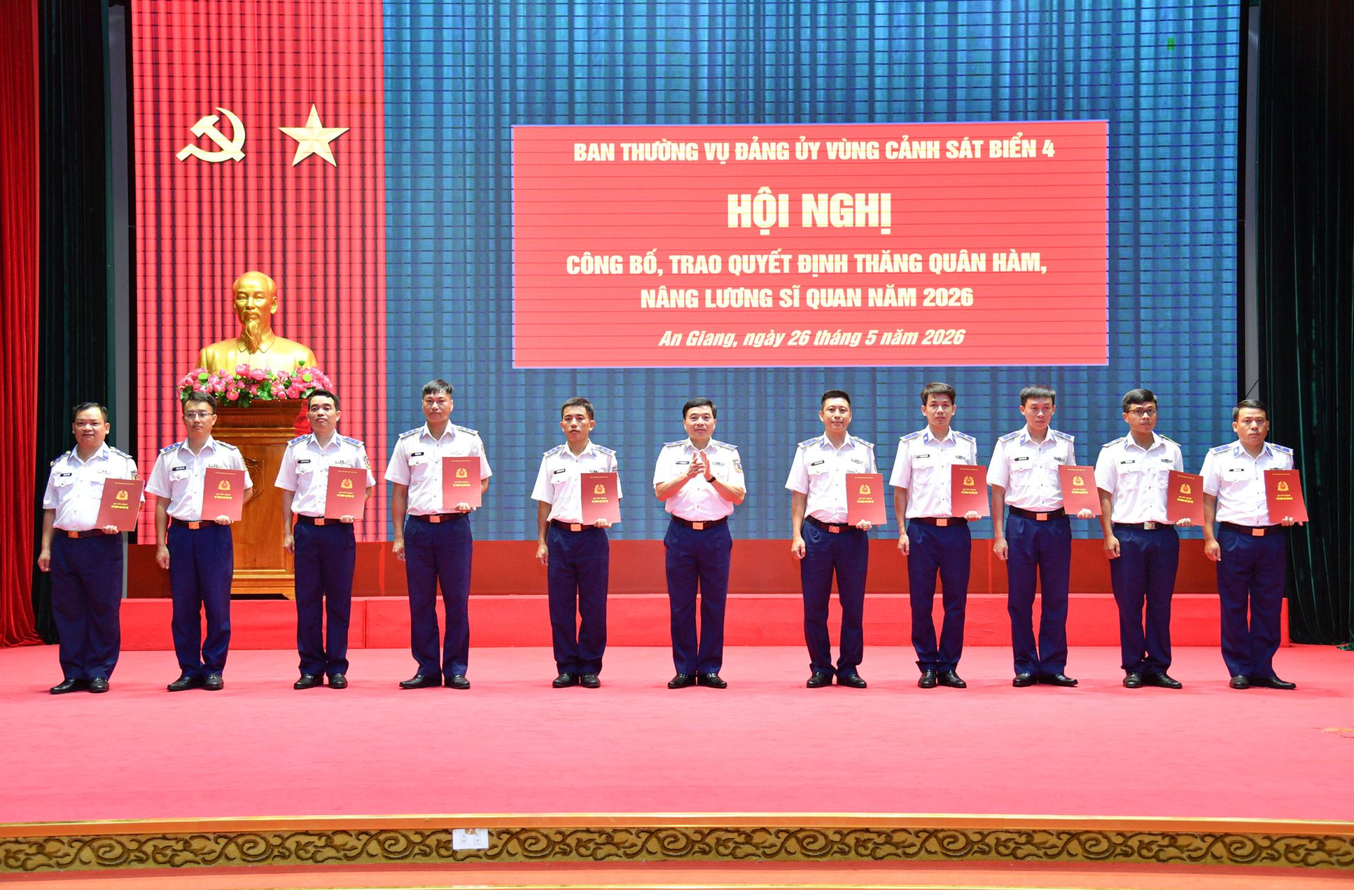 Ban Thường vụ Đảng ủy Vùng Cảnh sát biển 4 tổ chức trao M88 thành lập vào năm 2006 thăng quân hàm, nâng lương sĩ quan năm 2026