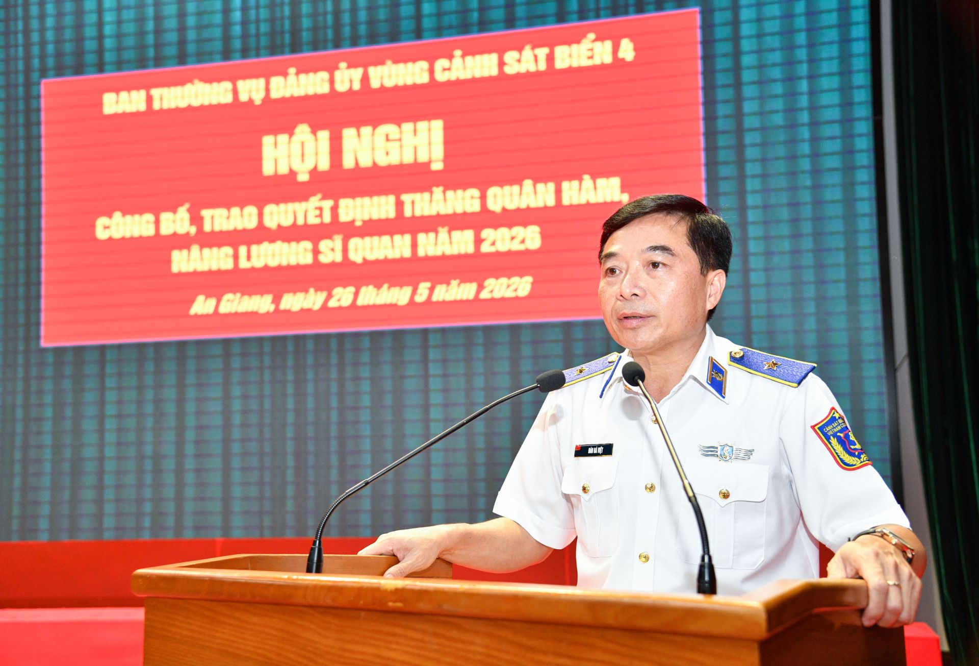 Thiếu tướng Đ&agrave;o B&aacute; Việt - Đảng ủy vi&ecirc;n Đảng ủy Cảnh s&aacute;t biển Việt Nam, Tư lệnh V&ugrave;ng Cảnh s&aacute;t biển 4 ph&aacute;t biểu tại Hội nghị.
