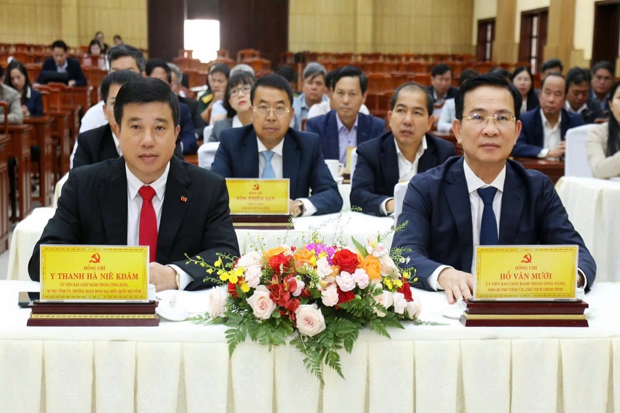 C&aacute;c đồng ch&iacute;: Y Thanh H&agrave; Ni&ecirc; Kđăm, Ủy vi&ecirc;n Ban Chấp h&agrave;nh Trung ương Đảng, B&iacute; thư Tỉnh ủy, Trưởng Đo&agrave;n ĐBQH tỉnh; Hồ Văn Mười, Ủy vi&ecirc;n Ban Chấp h&agrave;nh Trung ương Đảng, Ph&oacute; B&iacute; thư Tỉnh ủy, Chủ tịch UBND tỉnh tham dự Hội nghị