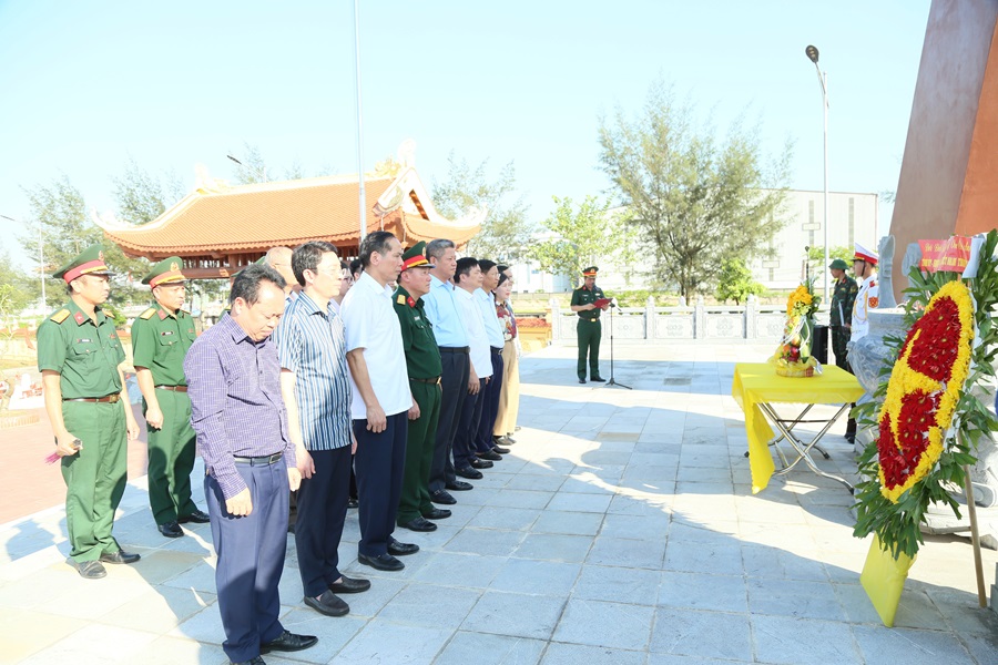 Các đồng chí lãnh đạo tỉnh và các đại biểu dự lễ dâng hương tưởng niệm các anh hùng liệt sĩ tại Nghĩa trang liệt sĩ Hưng Nhân, xã Long Hưng. Các đồng chí lãnh đạo tỉnh và các đại biểu dự lễ dâng hương tưởng niệm các anh hùng liệt sĩ tại Nghĩa trang liệt sĩ Hưng Nhân, xã Long Hưng.