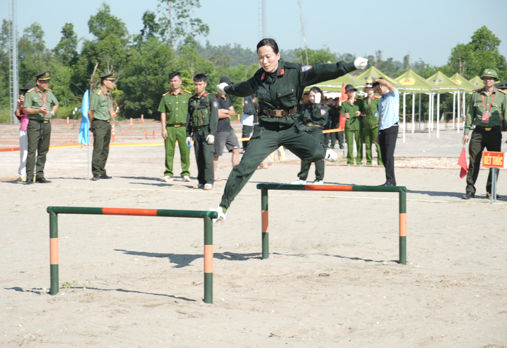 51 VĐV tranh tài quyết liệt ở nội dung vượt vật cản tại Hội thao Công an nhân dân