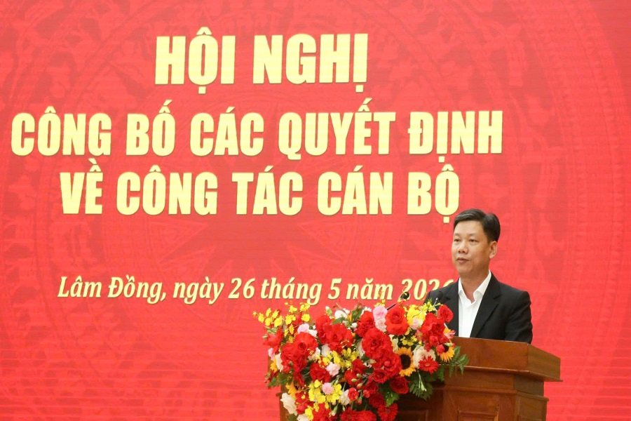 Đồng ch&iacute; Đỗ Văn Chung, TUV, Gi&aacute;m đốc Sở Nội vụ th&ocirc;ng qua c&aacute;c M88 thành lập vào năm 2006 của Chủ tịch UBND tỉnh về c&ocirc;ng t&aacute;c c&aacute;n bộ