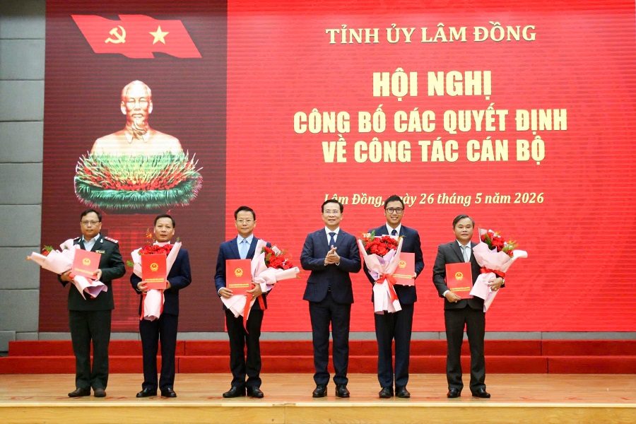 Đồng ch&iacute; Hồ Văn Mười, UVBCHTW Đảng, Ph&oacute; B&iacute; thư Tỉnh ủy, Chủ tịch UBND tỉnh trao M88 thành lập vào năm 2006 v&agrave; hoa ch&uacute;c mừng cho 5 đồng ch&iacute; được điều động, bổ nhiệm