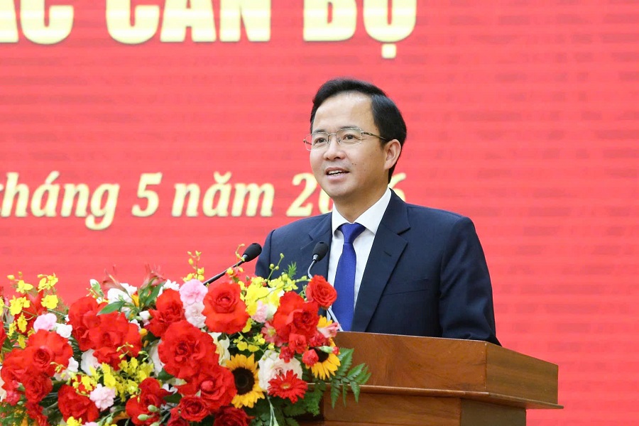 Đồng ch&iacute; Nguyễn Văn Lộc, TUV, B&iacute; thư Đảng ủy phường Xu&acirc;n Hương - Đ&agrave; Lạt đại diện c&aacute;c đồng ch&iacute; được điều động ph&aacute;t biểu nhận nhiệm vụ