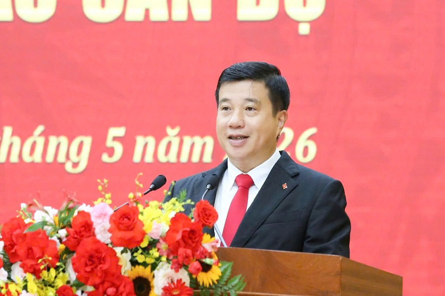 Đồng ch&iacute; Y Thanh H&agrave; Ni&ecirc; Kđăm, UVBCHTW Đảng, B&iacute; thư Tỉnh ủy, Trưởng Đo&agrave;n ĐBQH tỉnh ph&aacute;t biểu giao nhiệm vụ cho c&aacute;c đồng ch&iacute; được điều động, bổ nhiệm