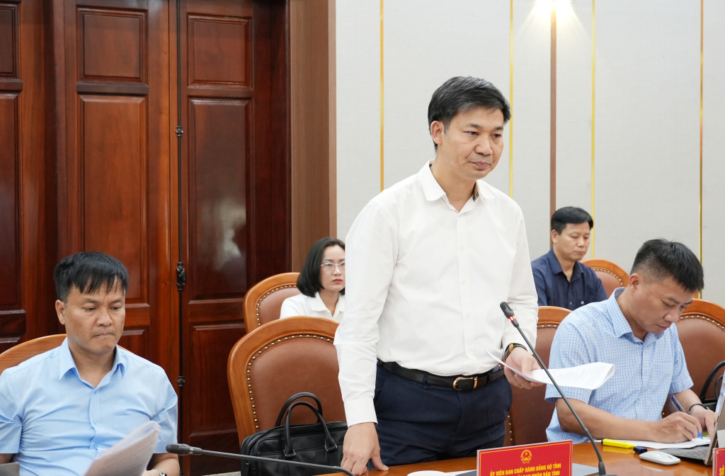 &Ocirc;ng Nguyễn Văn C&ocirc;ng, Ph&oacute; Chủ tịch UBND tỉnh Quảng Ninh b&aacute;o c&aacute;o tại buổi l&agrave;m việc