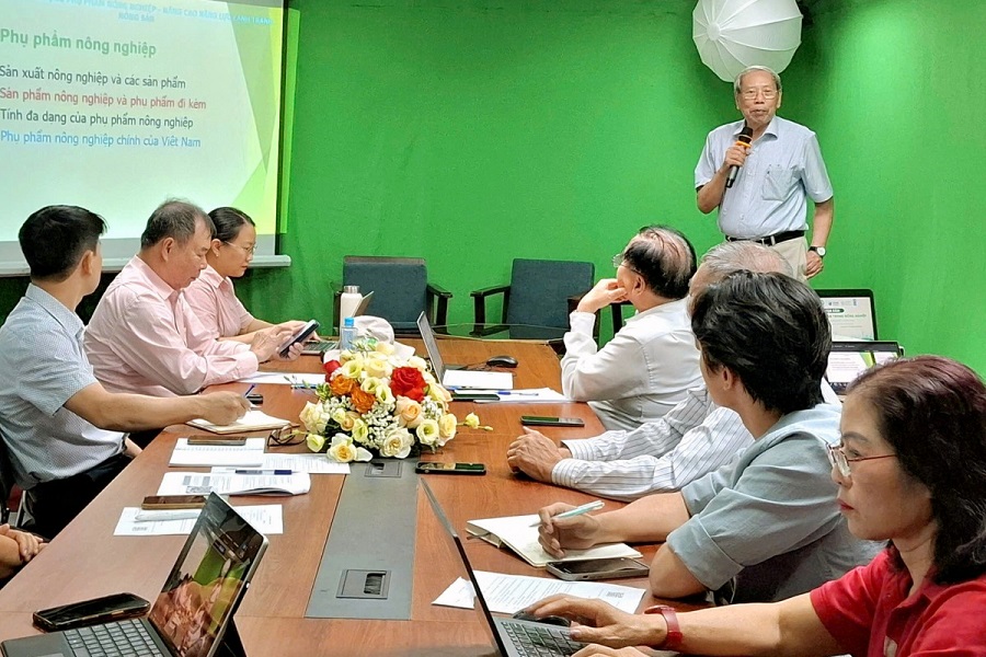 GS.TS Hoàng Xuân Cơ nhấn mạnh phụ phẩm nông nghiệp cần được nhìn nhận là nguồn tài nguyên thứ cấp, góp phần nâng cao giá trị và sức cạnh tranh của nông sản. GS.TS Hoàng Xuân Cơ nhấn mạnh phụ phẩm nông nghiệp cần được nhìn nhận là nguồn tài nguyên thứ cấp, góp phần nâng cao giá trị và sức cạnh tranh của nông sản.