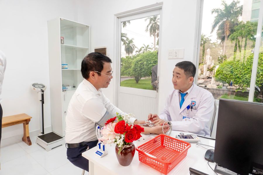 Hoạt động kh&aacute;m ngo&agrave;i giờ được tổ chức song song với hệ thống cấp cứu hoạt động 24/7 nhằm đảm bảo c&ocirc;ng t&aacute;c chăm s&oacute;c sức khỏe li&ecirc;n tục cho người d&acirc;n.