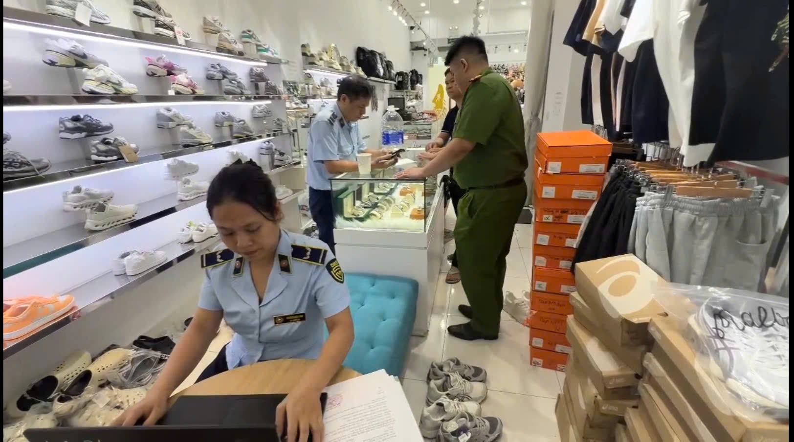 Hà Nội tạm giữ hàng nghìn sản phẩm có dấu hiệu giả mạo nhiều thương hiệu nổi tiếng