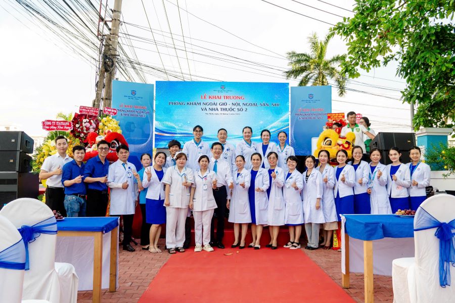 Đội ngũ y b&aacute;c sĩ gồm nhiều tiến sĩ, chuy&ecirc;n gia gi&agrave;u kinh nghiệm đến từ c&aacute;c bệnh viện lớn tại TP.HCM &hellip; v&agrave; lực lượng nh&acirc;n vi&ecirc;n y tế được đ&agrave;o tạo b&agrave;i bản, chuy&ecirc;n s&acirc;u.
