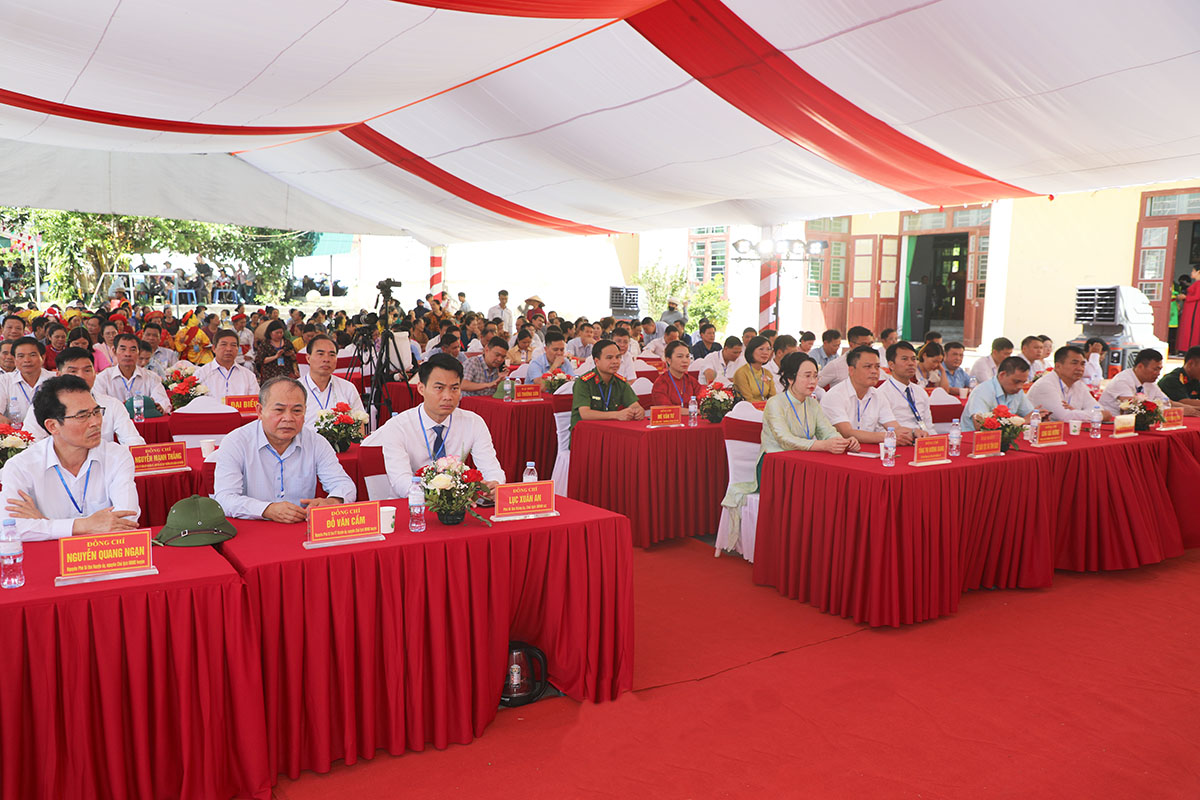 Các đại biểu tham dự lễ khai hội bơi chải An Châu năm 2026 Các đại biểu tham dự lễ khai hội bơi chải An Châu năm 2026