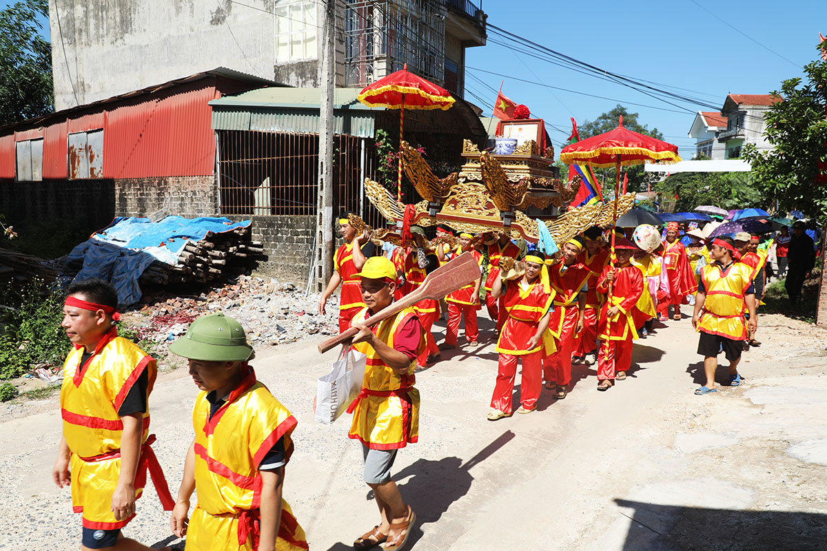 Lễ rước kiệu linh vị Thành Hoàng trong ngày chính hội Lễ rước kiệu linh vị Thành Hoàng trong ngày chính hội