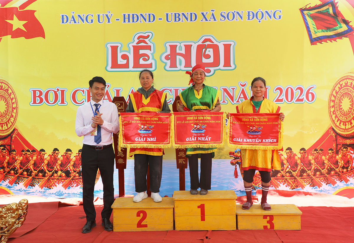 Chủ tịch UBND xã Sơn Động Lục Xuân An trao giải Nhất nội dung vô địch nữ bơi chải cho đội thôn Đình Chủ tịch UBND xã Sơn Động Lục Xuân An trao giải Nhất nội dung vô địch nữ bơi chải cho đội thôn Đình