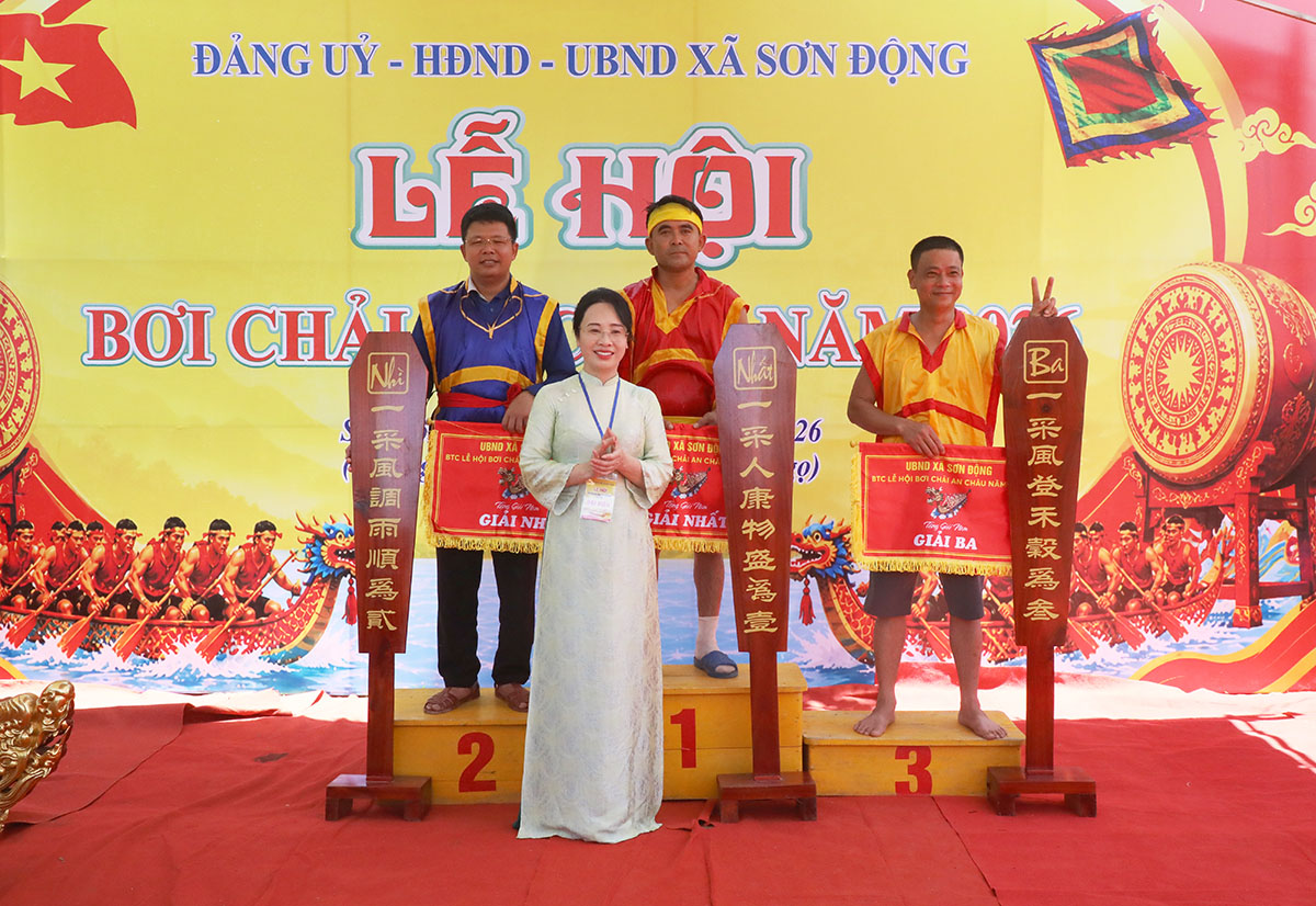 Bí thư Đảng ủy xã Sơn Động Tống Thị Hương Giang trao giải nhất nội dung vô địch bơi chải nam cho đội thôn Hạ 1 Bí thư Đảng ủy xã Sơn Động Tống Thị Hương Giang trao giải nhất nội dung vô địch bơi chải nam cho đội thôn Hạ 1