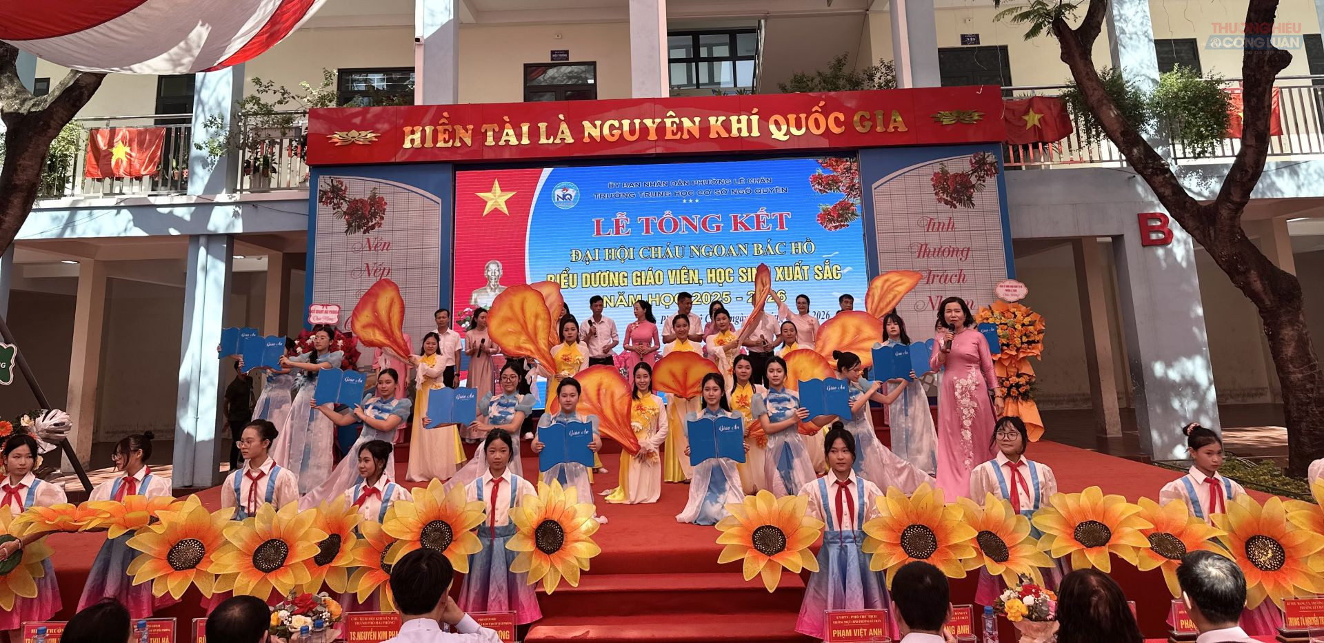 Chương trình văn nghệ chào mừng. Chương trình văn nghệ chào mừng.