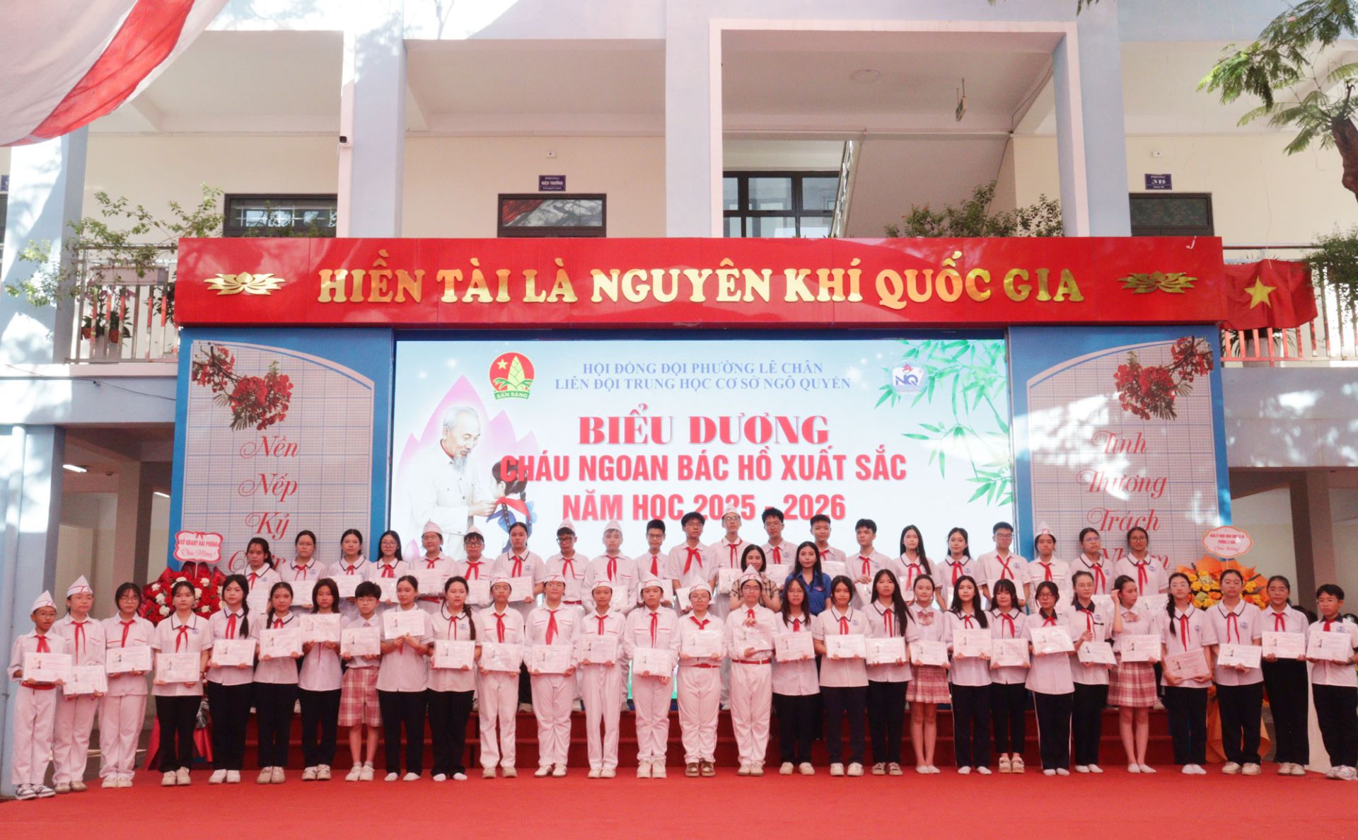 Trường THCS Ngô Quyền biểu dương cháu ngoan Bác Hồ xuất sắc năm học 2025 - 2026. Trường THCS Ngô Quyền biểu dương cháu ngoan Bác Hồ xuất sắc năm học 2025 - 2026.