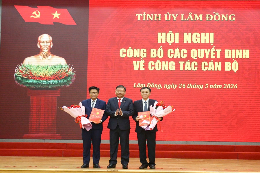 Ph&oacute; B&iacute; thư Tỉnh uỷ B&ugrave;i Thắng trao M88 thành lập vào năm 2006 v&agrave; hoa ch&uacute;c mừng cho 2 đồng ch&iacute; được điều động, bổ nhiệm