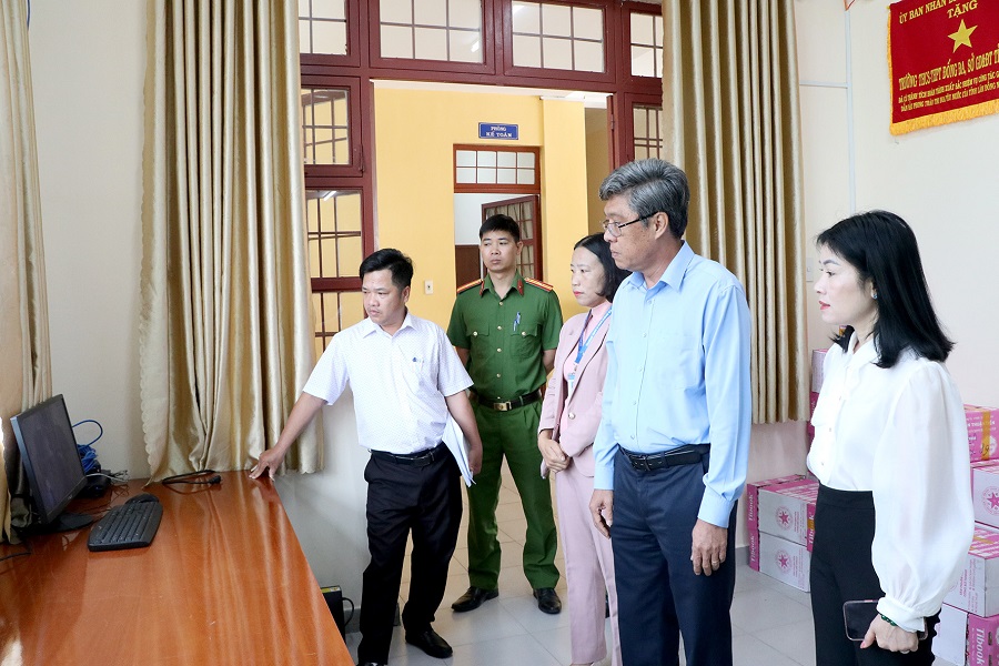 Phó Chủ tịch UBND tỉnh kiểm tra tại Điểm thi Trường THCS và THPT Đống Đa - Đà Lạt Phó Chủ tịch UBND tỉnh kiểm tra tại Điểm thi Trường THCS và THPT Đống Đa - Đà Lạt