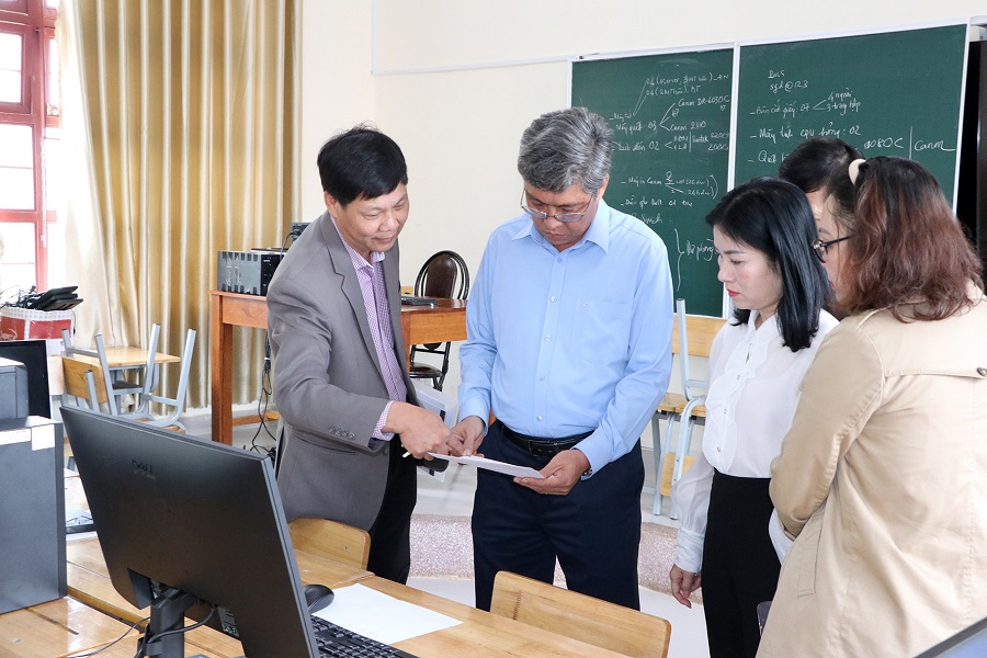 Phó Chủ tịch UBND tỉnh kiểm tra tại Điểm thi Trường THPT Bùi Thị Xuân - Đà Lạt. Phó Chủ tịch UBND tỉnh kiểm tra tại Điểm thi Trường THPT Bùi Thị Xuân - Đà Lạt.
