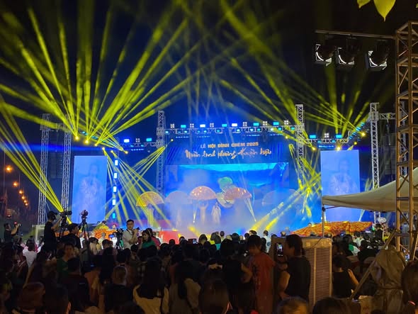 Sân khấu Lễ hội Đình Chèm 2025 - Công ty Cổ phần Truyền thông và Giải trí Đất Việt Sân khấu Lễ hội Đình Chèm 2025 - Công ty Cổ phần Truyền thông và Giải trí Đất Việt