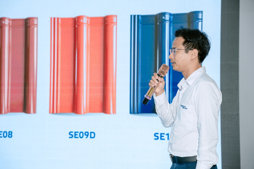 &Ocirc;ng Nguyễn Duy Tr&uacute;c &ndash; Ph&oacute; Tổng Gi&aacute;m đốc C&ocirc;ng ty giới thiệu c&aacute;c t&iacute;nh năng ưu việt của sản phẩm