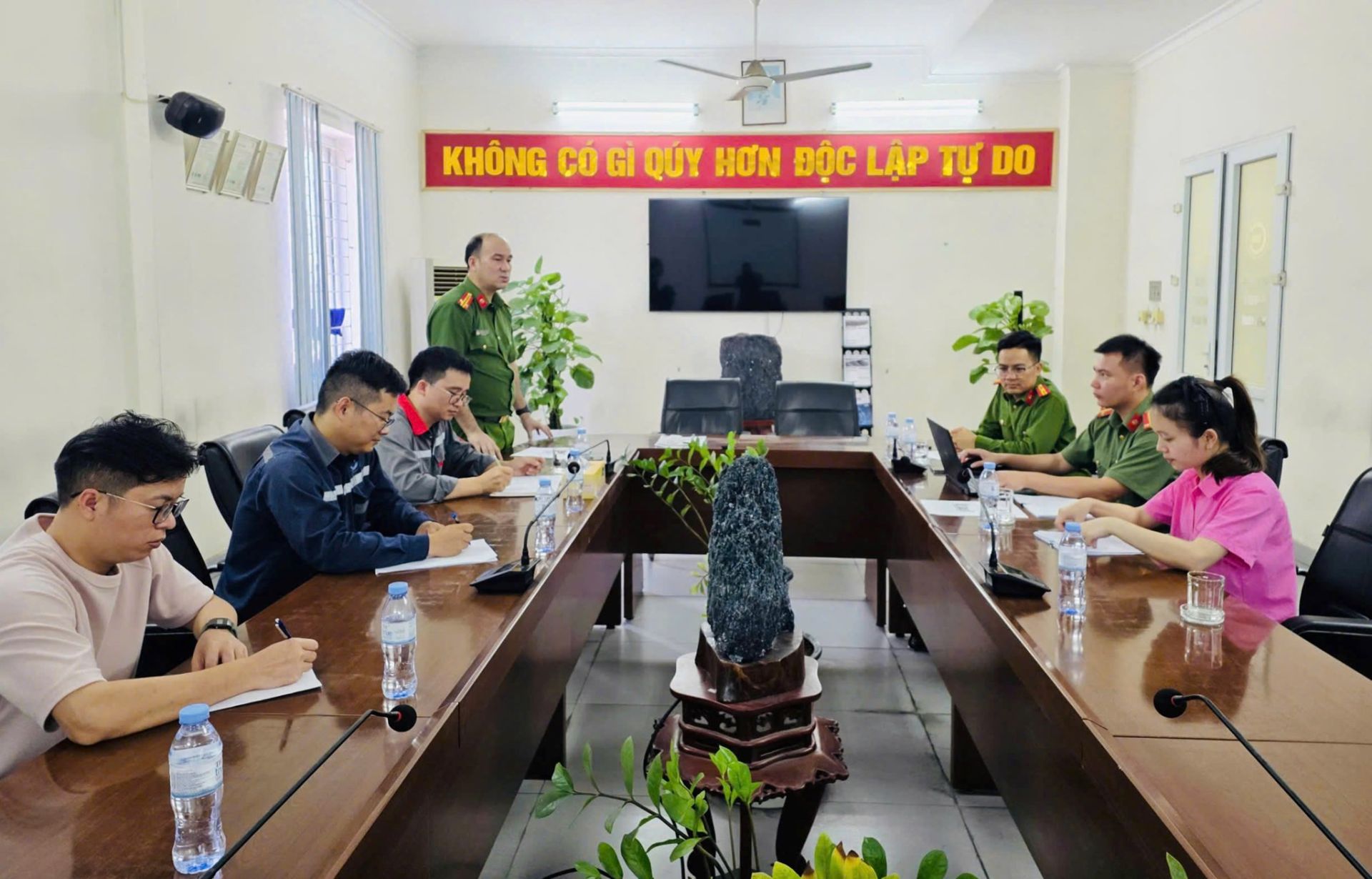 Công an phường Nhị Chiểu tăng cường kiểm tra, hướng dẫn khai báo tạm trú cho người nước ngoài