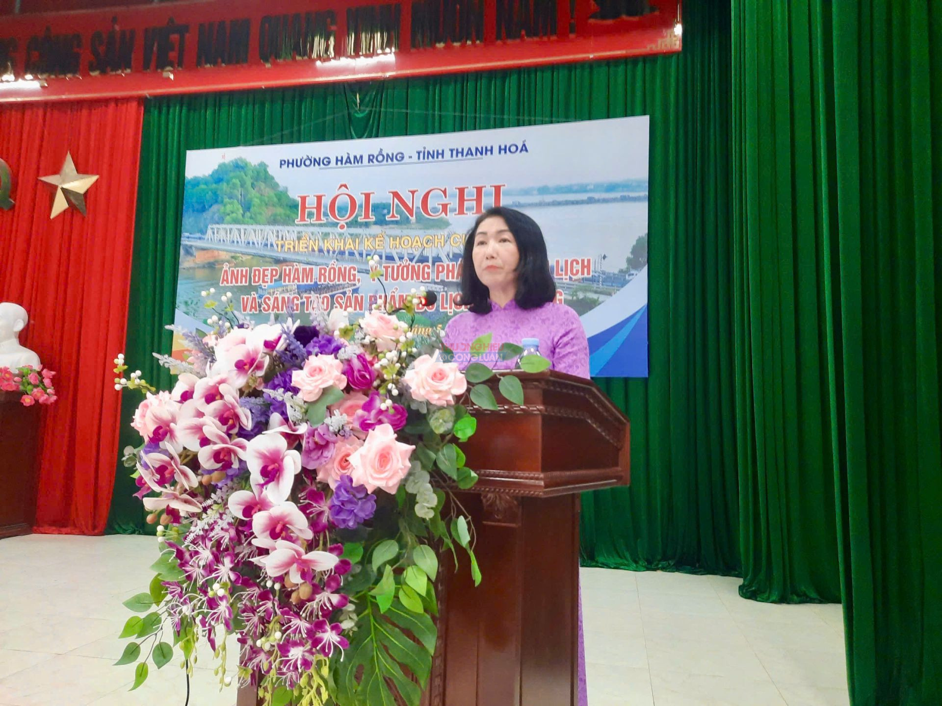 B&agrave; L&ecirc; Thị Minh T&acirc;m, Trưởng ph&ograve;ng Văn h&oacute;a - X&atilde; hội phường H&agrave;m Rồng th&ocirc;ng qua thể lệ cuộc thi.