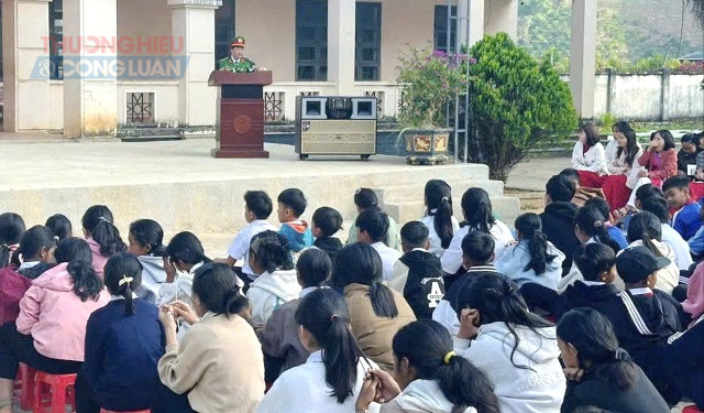 C&ocirc;ng an x&atilde; Nam Ka t&iacute;ch cực tuy&ecirc;n truyền về trật tự ATGT tại c&aacute;c trường học tr&ecirc;n địa b&agrave;n x&atilde;.