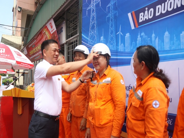 Chương tr&igrave;nh &ldquo;Cảm ơn Người lao động&rdquo; lan tỏa sự sẻ chia trong ng&agrave;nh Điện Nghệ An.