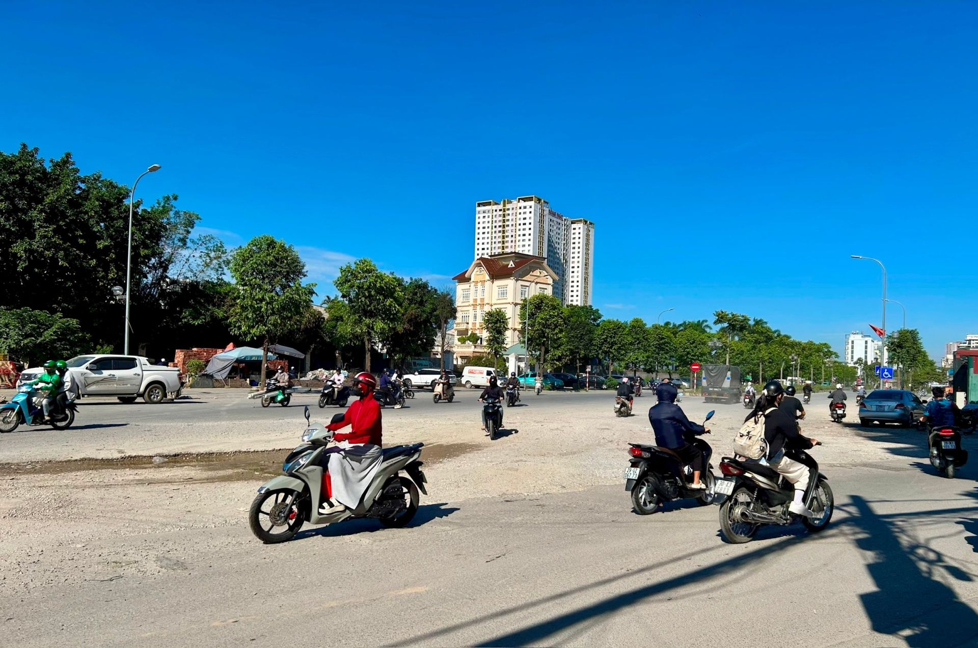 Tuyến đường Lĩnh Nam được kỳ vọng sẽ khang trang, giảm &ugrave;n tắc v&agrave; tăng kết nối giao th&ocirc;ng khu vực sau khi ho&agrave;n th&agrave;nh mở rộng.