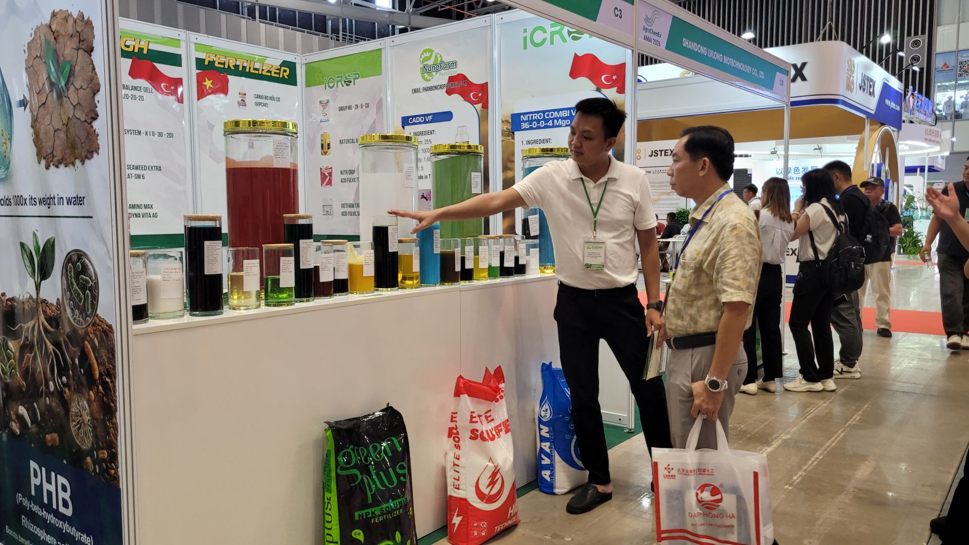 Khách hàng tham quan triển làm và tìm hiểu các sản phẩm mới cho ngành nông nghiệp Khách hàng tham quan triển làm và tìm hiểu các sản phẩm mới cho ngành nông nghiệp
